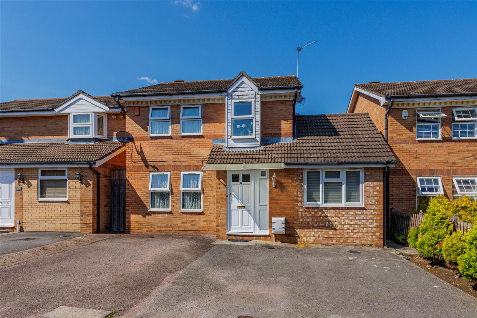4 bed property in Glendevon Close, Edgware